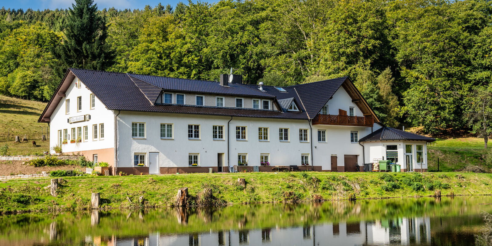 Hotel mit Teich und Wald