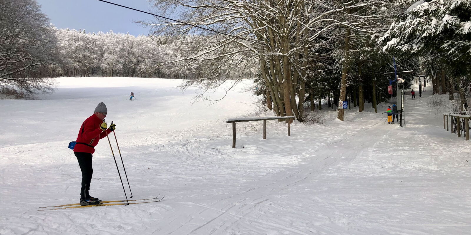 Skifahrer am Skilift im Winter