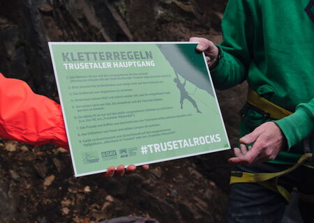 Schild mit den Kletterregeln im Bouldergebiet Trusetaler Hauptgang