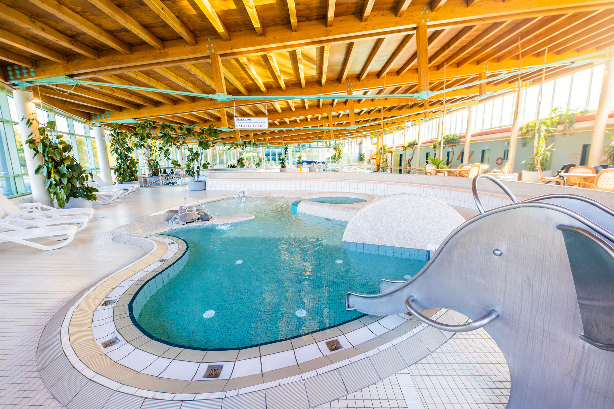 Elefantenrutsche und Kinderbecken im Inselbergbad Brotterode-Trusetal